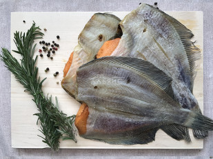 Сухарики со вкусом чеснока: Камбала камчатская вяленая с икрой