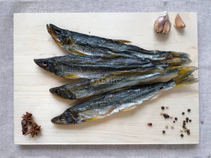 Сухарики со вкусом чеснока: Корюшка вяленая без икры