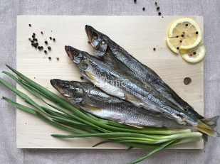 Сухарики со вкусом чеснока: Корюшка вяленая с икрой