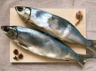 Сухарики со вкусом чеснока: Сиг вяленый