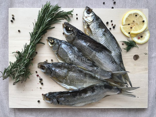 Сухарики со вкусом чеснока: Вобла вяленая астраханская крупная