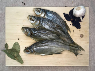 Сухарики со вкусом чеснока: Густера вяленая