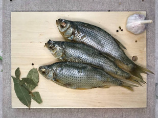 Сухарики со вкусом чеснока: Красноперка вяленая