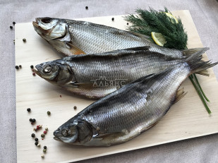 Сухарики со вкусом чеснока: Плотва вяленая