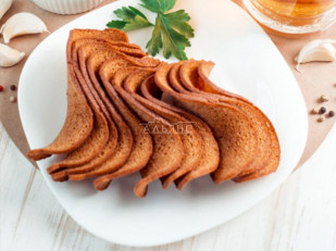 Сухарики с холодцом и хреном: Ресторанные гренки с сметаной и зеленью